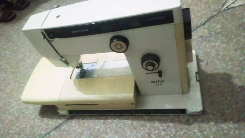 RICCAR Sewing machine 1