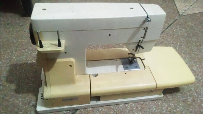 RICCAR Sewing machine 2