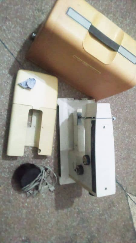 RICCAR Sewing machine 3