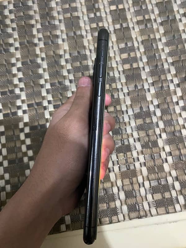 i phone 11 pro max non pta 9/10 condition 1