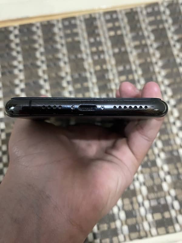 i phone 11 pro max non pta 9/10 condition 3