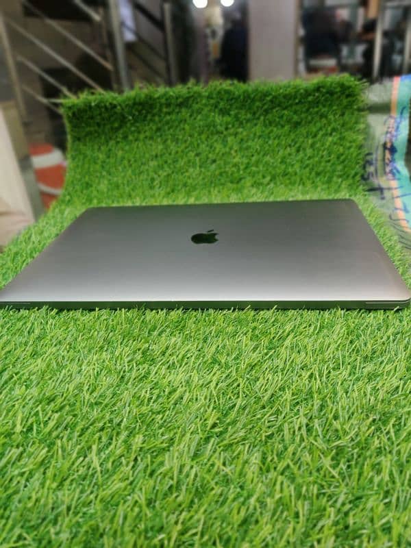 Apple macbook pro 2016 15 inches 2