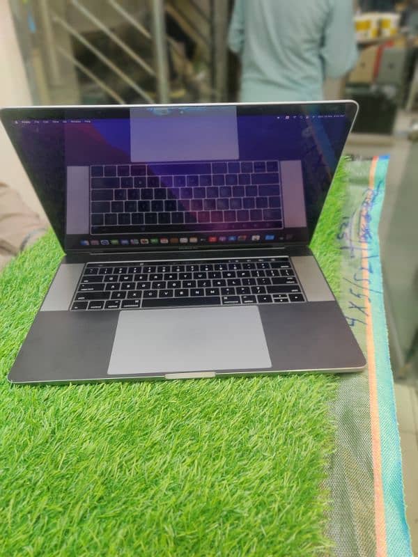 Apple macbook pro 2016 15 inches 3