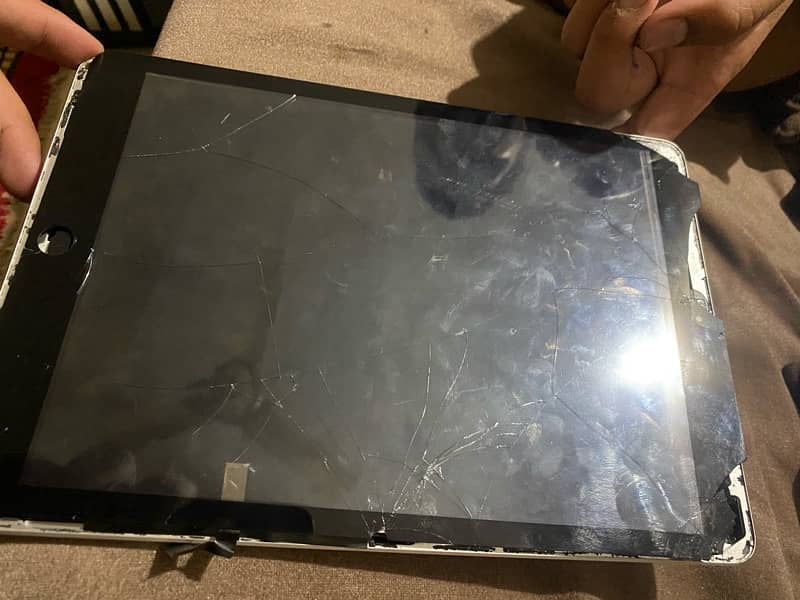 ipad 9 generation 64 gb panel broken 2