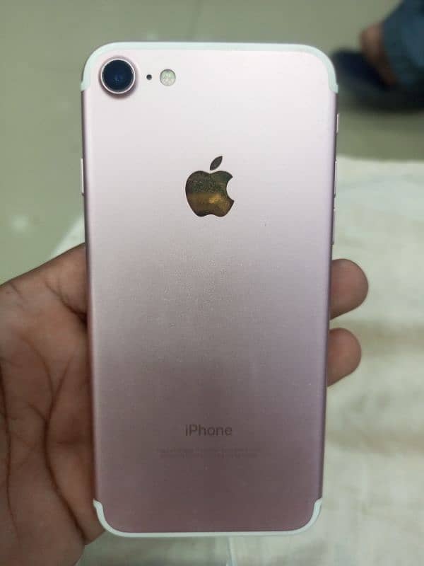 I phone 7 condition 8/10 urgent sale. . 1