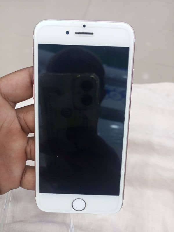 I phone 7 condition 8/10 urgent sale. . 4