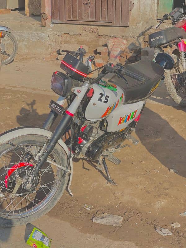 Honda 125 khud tyir karwya he beautiful 2