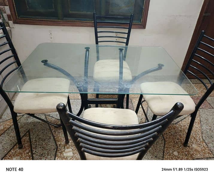 Metal and glass dinning table with four chairs in very good condition. 3