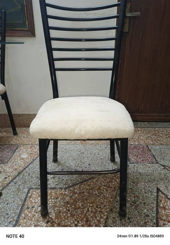 Metal and glass dinning table with four chairs in very good condition. 6