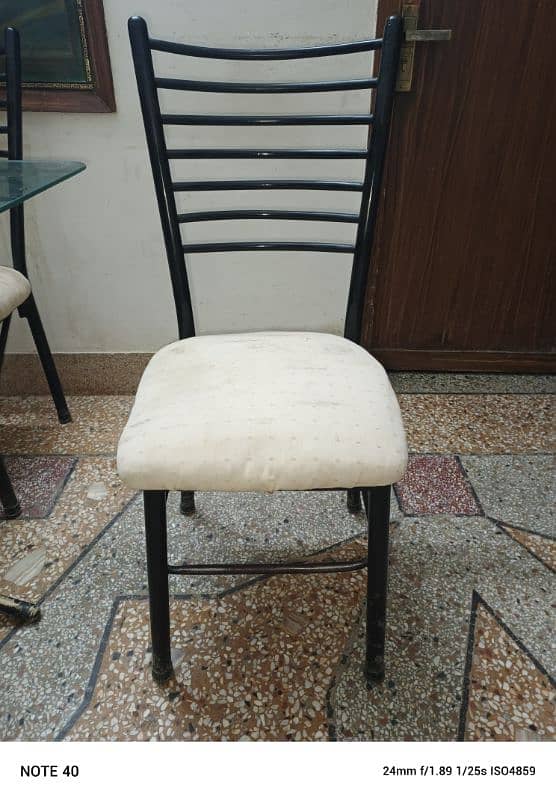 Metal and glass dinning table with four chairs in very good condition. 7