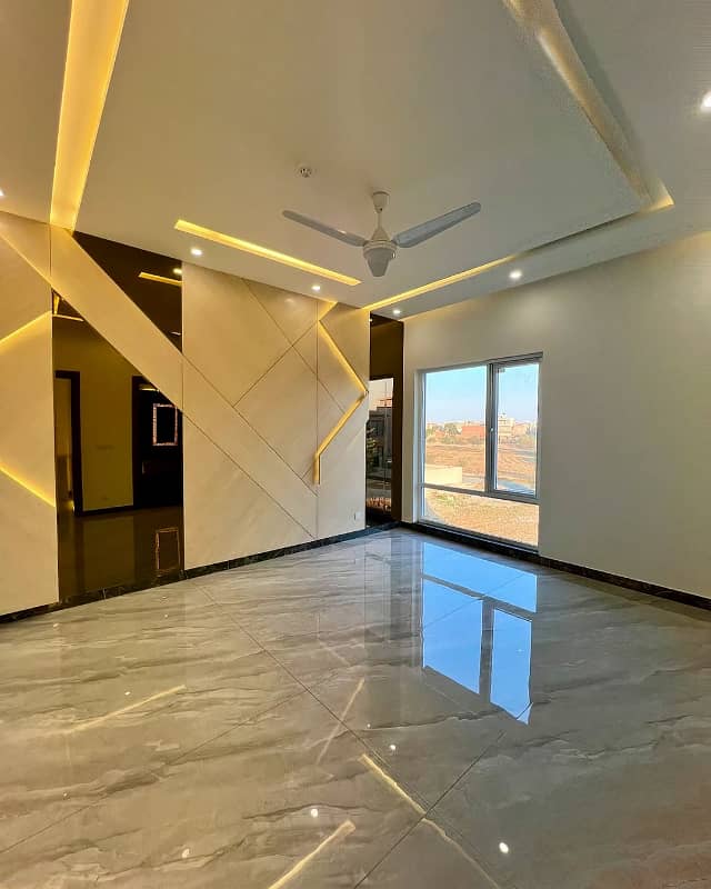 Brand New Beautiful 1 kanal house avail for rent 8