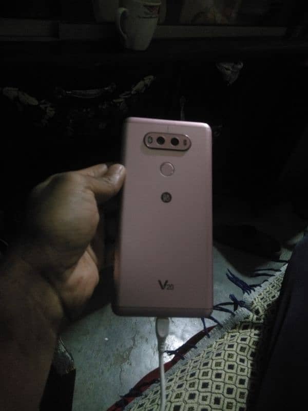 lg v 20 panel damage 1