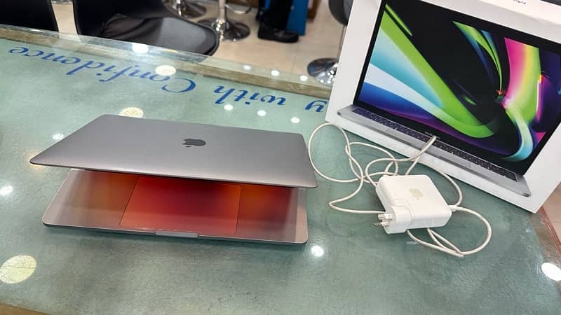 Macbook pro 13 inch M2 chip 16 gb 256 gb 4