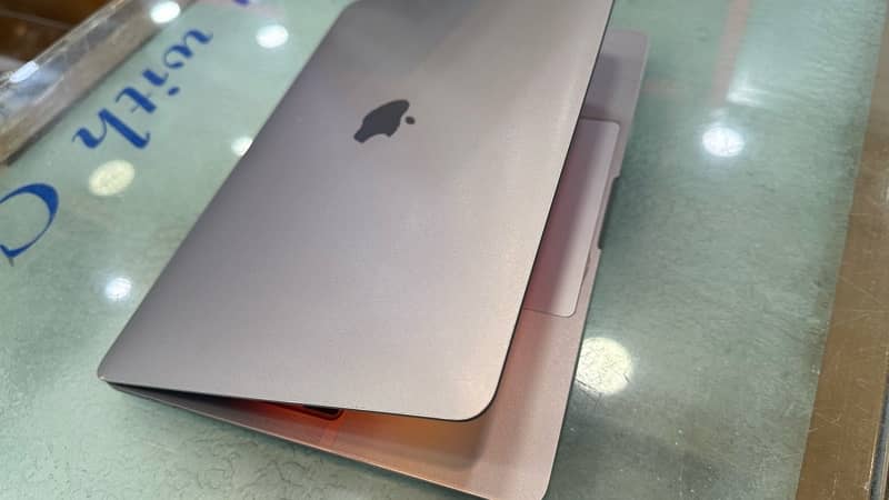 Macbook pro 13 inch M2 chip 16 gb 256 gb 5