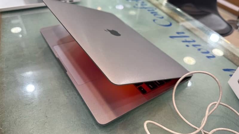 Macbook pro 13 inch M2 chip 16 gb 256 gb 6