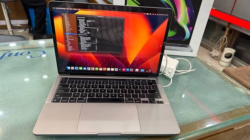 Macbook pro 13 inch M2 chip 16 gb 256 gb 9