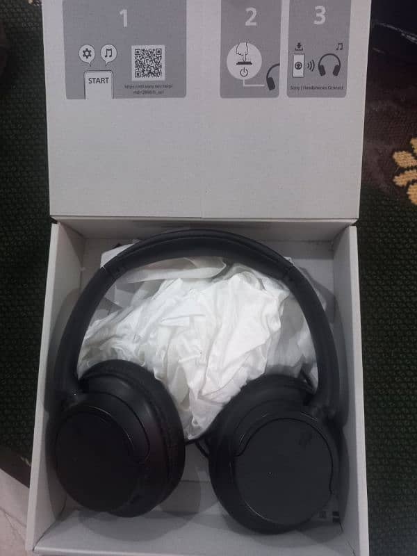 Sony Wireless Headphones - Wh720 - 10/10 condition 2