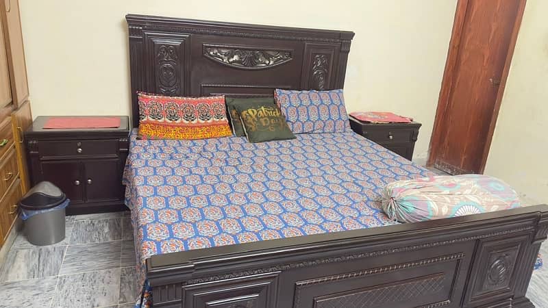 A bed set in a good Condition 1