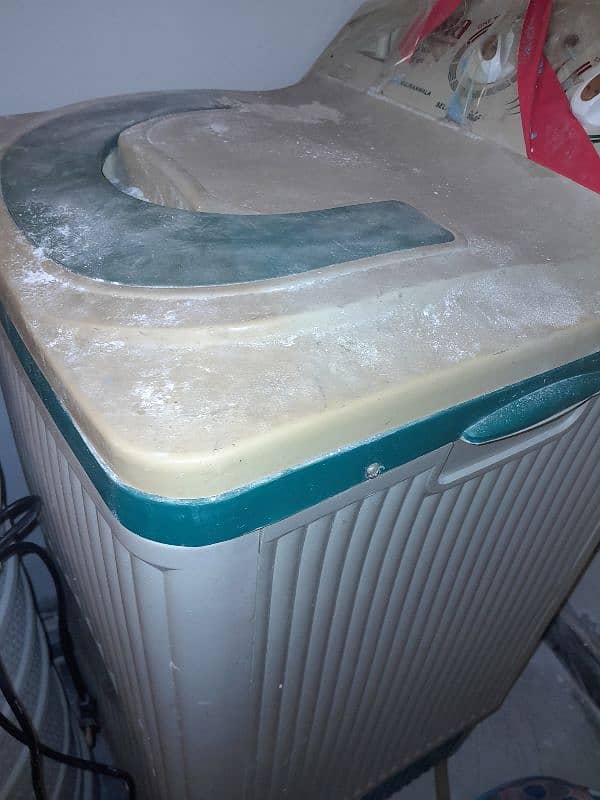 washing machine in a working good condition. 1