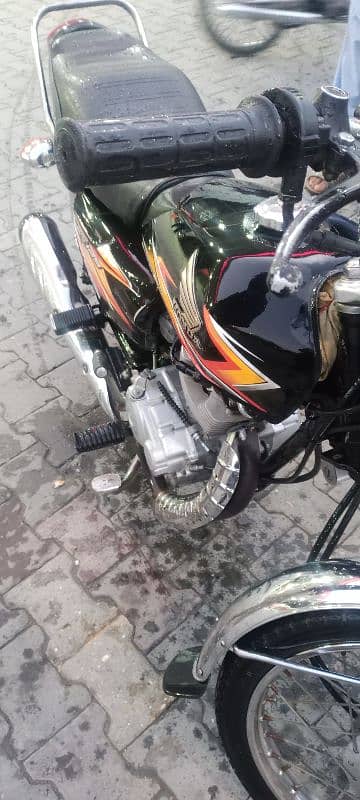 Honda 125 black color 6