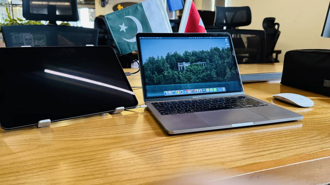 MacBook Pro 13" M1, 8 GB, 256 GB 0