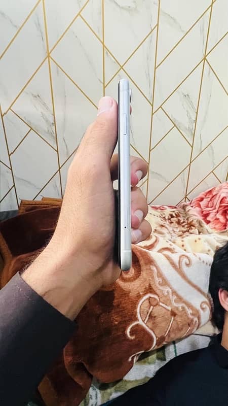 Iphone XR 256 GB JV ~ White Color 3