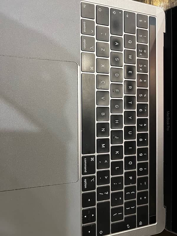 MacBook Pro (13-inch, 2018, Four Thunderbolt 3 Ports) 3