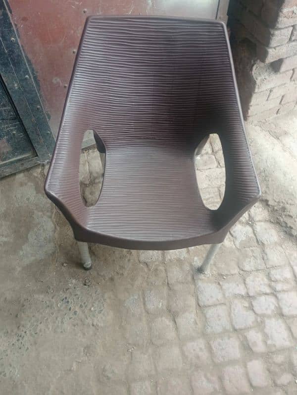 4 plastic chair and table 2