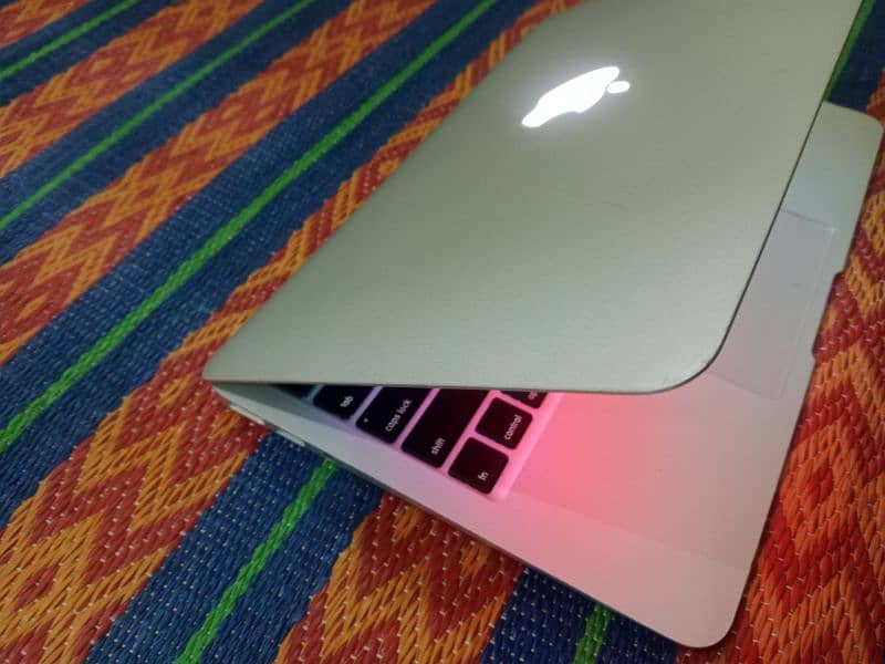 MacBook Air 2013 10/10 condition with charger 4