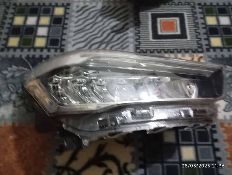 Toyota raize right headlight 0