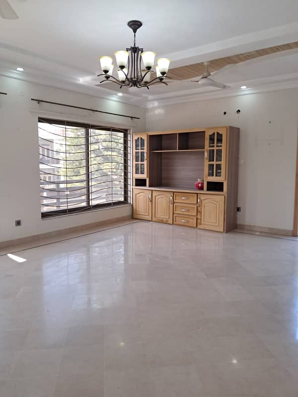 Beautiful Upper portion for rent 3 bedroom with attached bathroom drawing dining TV lounge kitchen sarvent quter 1