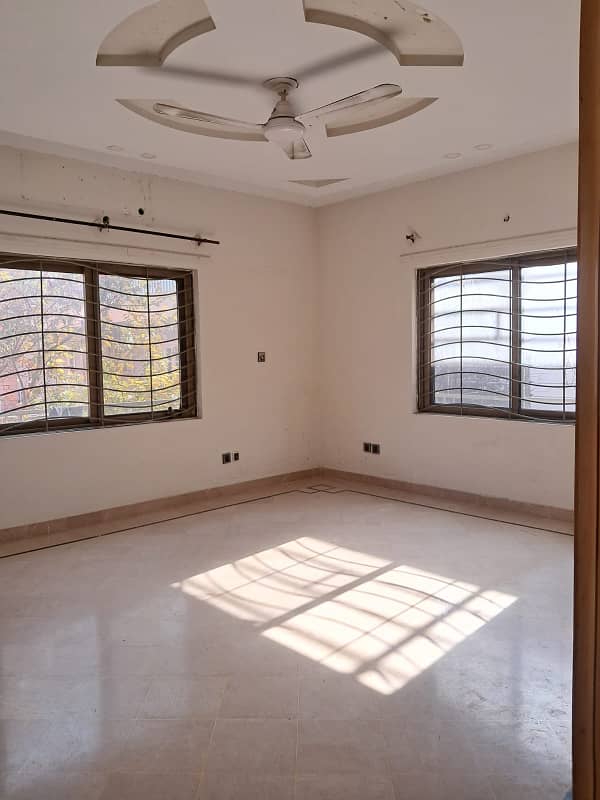 Beautiful Upper portion for rent 3 bedroom with attached bathroom drawing dining TV lounge kitchen sarvent quter 6