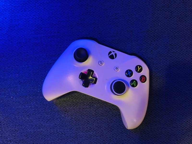Xbox one S, excellent condition not used much 3