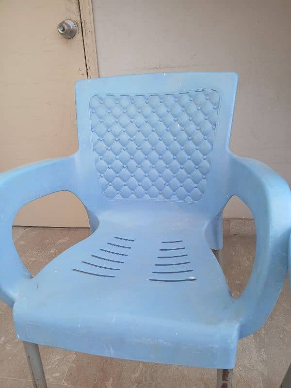 set of 3 Plastic chairs 1