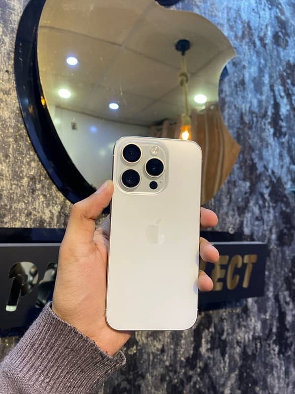 Iphone 15 Pro white titanium 0