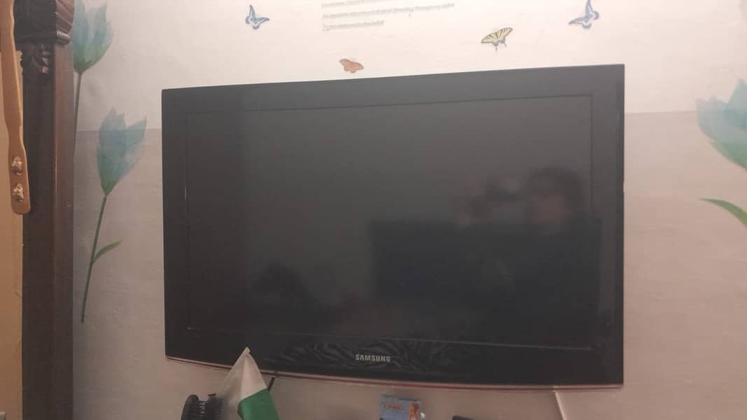 almost new as used sparingly Samsung 42 inches TV ith wall mount and 4