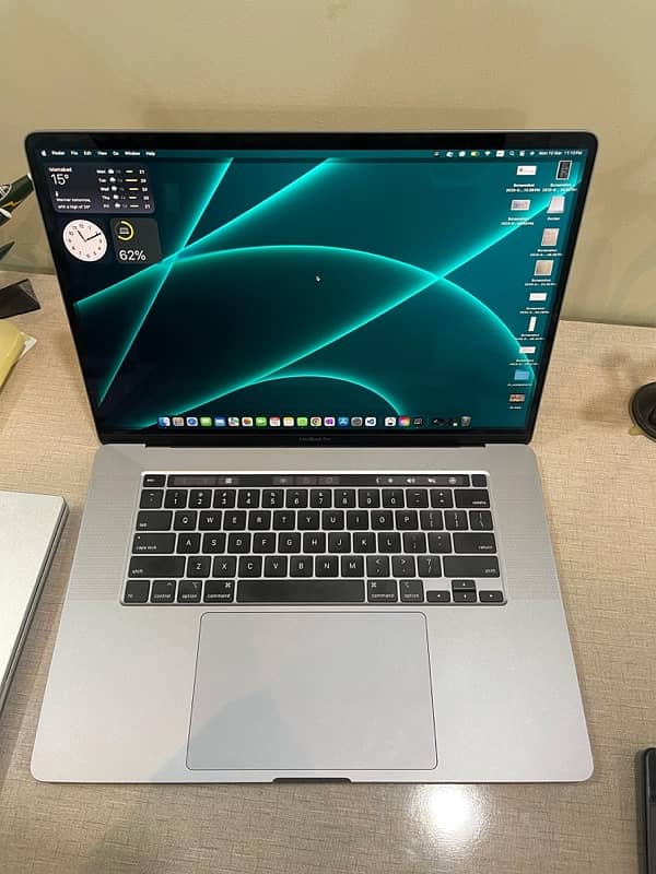 Macbook pro 2019 16inch 1TB SSD Core i7 16Gb Ram 4GB Graphics Card 2