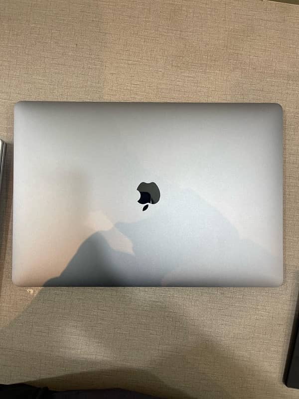 Macbook pro 2019 16inch 1TB SSD Core i7 16Gb Ram 4GB Graphics Card 5