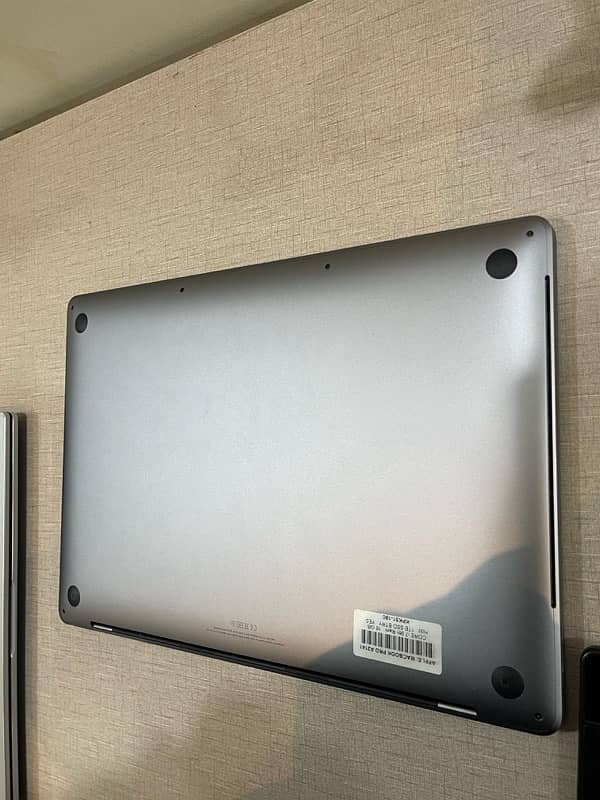 Macbook pro 2019 16inch 1TB SSD Core i7 16Gb Ram 4GB Graphics Card 6