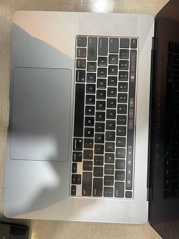 Macbook pro 2019 16inch 1TB SSD Core i7 16Gb Ram 4GB Graphics Card 9