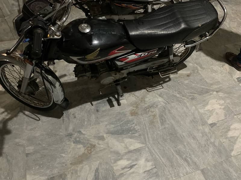 motorbike 2021 model hai saaf hai bikul tanki tappy mere pass he ha 3