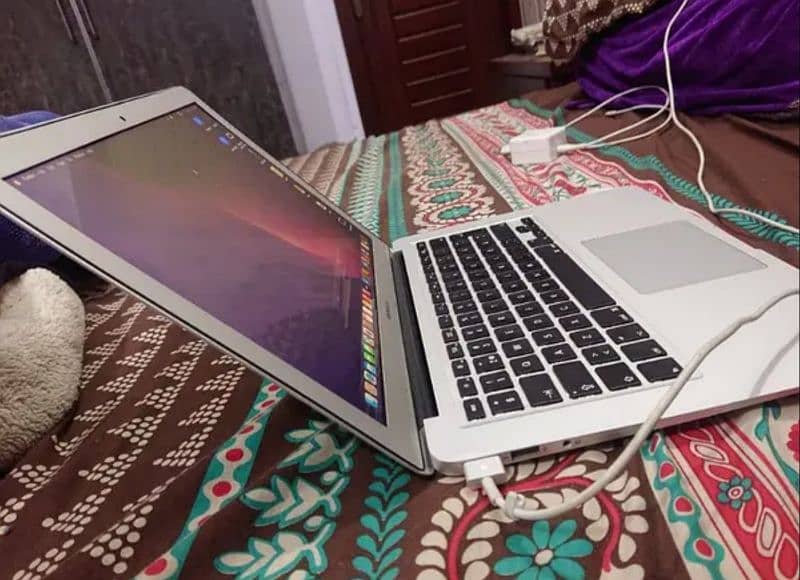 MacBook Air 2017 13.3 Inch, 8GB RAM, 250GB Storage, Good Condition 4