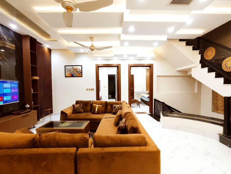 10 Marla Barnd New Furnished House Good Condition In Phase3 Bahria Town Rwp 17