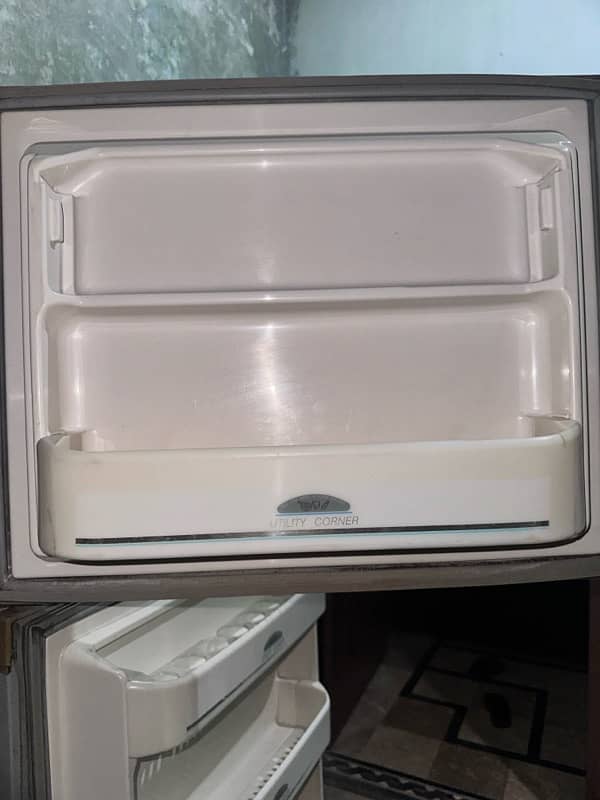 Dawlance double door new condition fridge 4