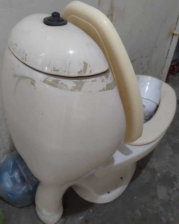 Commode Toilet with seat in off white colour in 9/10 condition 3