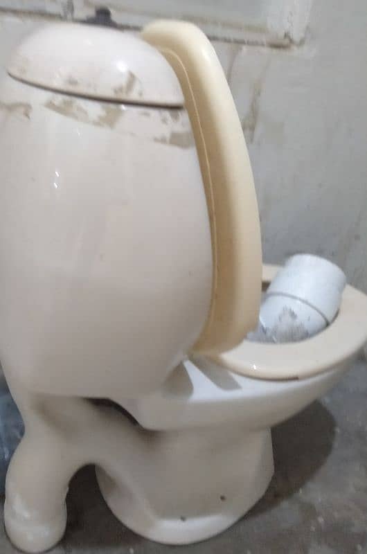 Commode Toilet with seat in off white colour in 9/10 condition 4