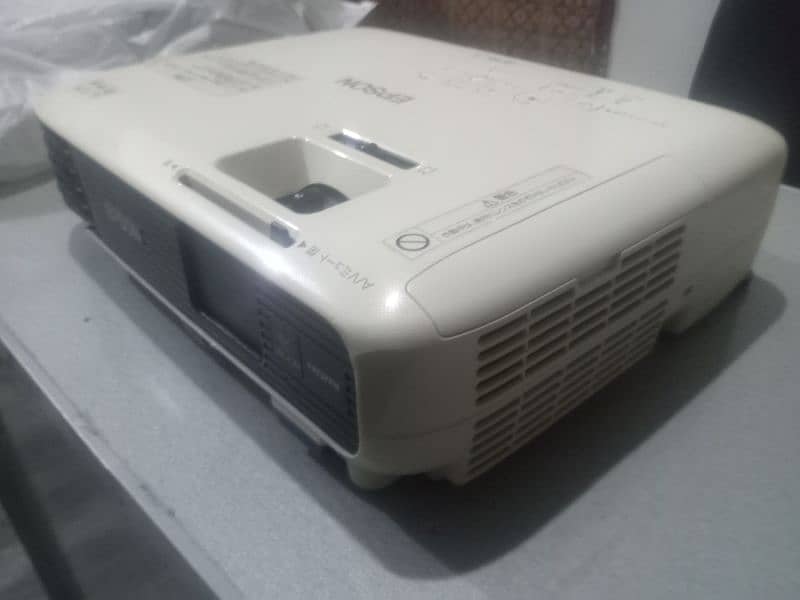 Branded vga & HDMI multimedia projectors available for sale 0