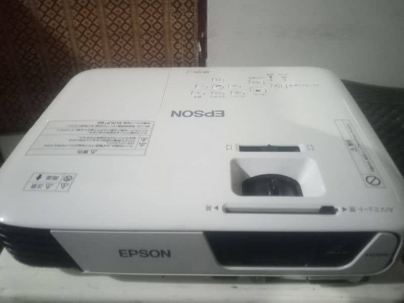 Branded vga & HDMI multimedia projectors available for sale 3