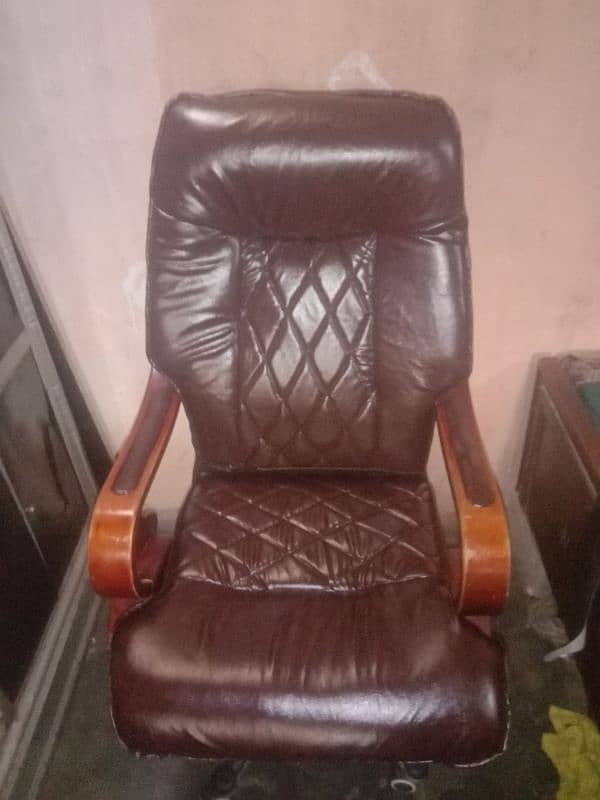 yah chair use mein hai 1