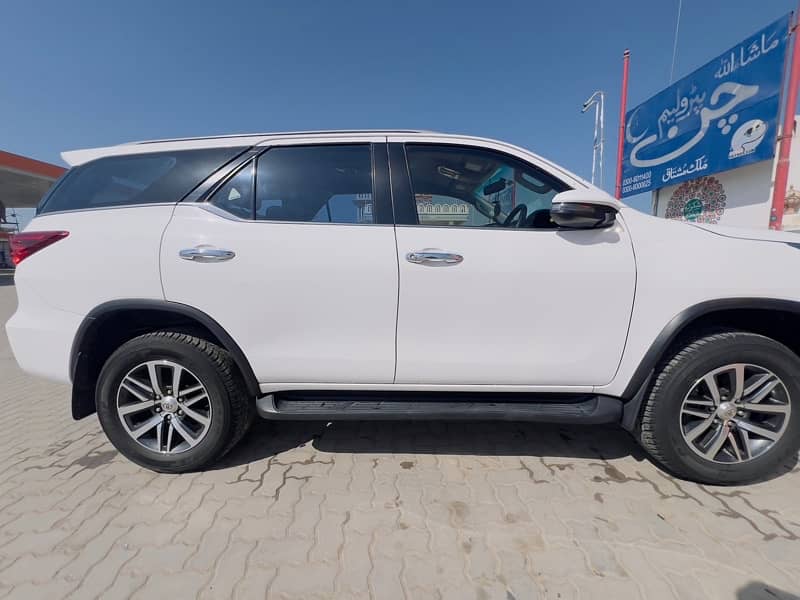 Toyota Fortuner V 2021 4